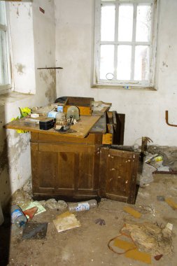 Eski ve demonte kuruluş süt kaos zemin karşı harap ve terk edilmiş bir fabrikada üretim için. Yıkım ve vandalizm. Ukrayna.