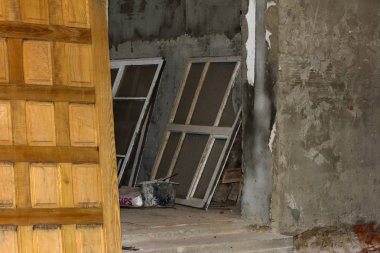 Eski ve demonte kuruluş süt kaos zemin karşı harap ve terk edilmiş bir fabrikada üretim için. Yıkım ve vandalizm. Ukrayna.