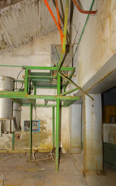 Παλιά σκουριασμένα και αποσυναρμολογηθεί εξοπλισμός για την παραγωγή γάλακτος σε ένα ΑΒ — Φωτογραφία Αρχείου