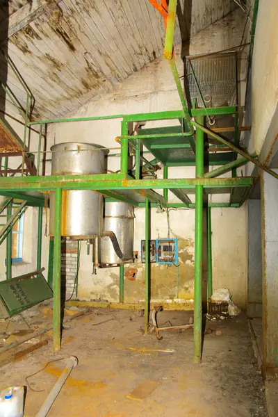Παλιά σκουριασμένα και αποσυναρμολογηθεί εξοπλισμός για την παραγωγή γάλακτος σε ένα ΑΒ — Φωτογραφία Αρχείου