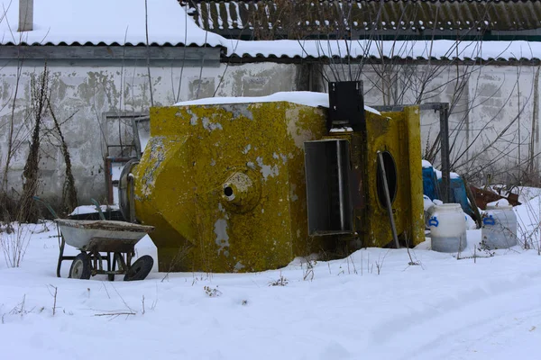 Ab에 우유 생산에 대 한 오래 된 녹슨 및 분해 장비 — 스톡 사진