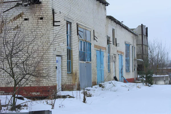 古いものと分解社内混乱の背景に放棄し 破壊された工場での牛乳の生産のため 破壊や破壊行為 ウクライナ — ストック写真