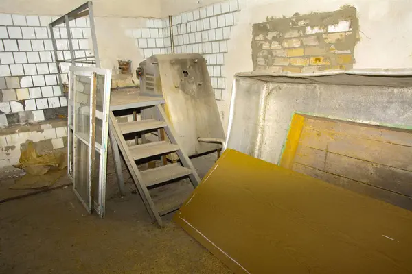 우유 생산을 위한 오래 된 녹슨 및 분해 장비 — 스톡 사진