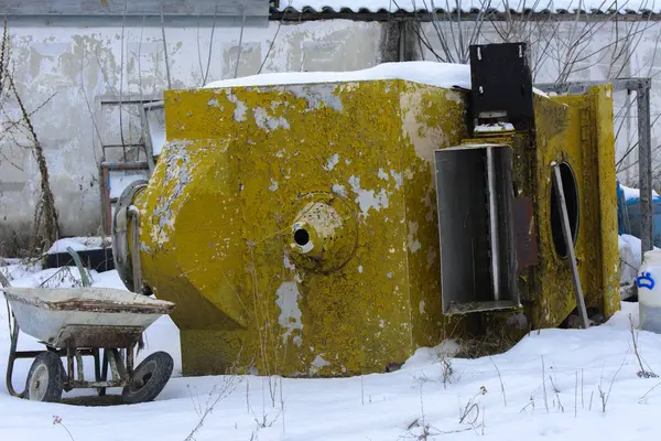 Equipo viejo oxidado y desmontado para producir leche —  Fotos de Stock