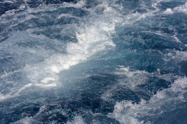 Türbülans yüksek hızlı bir yat deniz suyu köpük tarafından yapılan