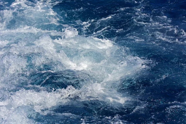 Турбулентність зроблена піною морської води з високошвидкісної яхти — стокове фото