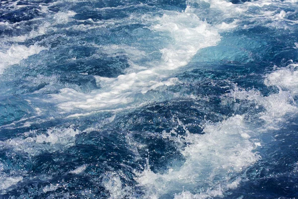 Turbulens gjort av skummet av havet bevattnar från en höghastighets yacht — Stockfoto