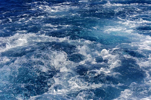 Turbulência feita pela espuma de água do mar de um iate de alta velocidade — Fotografia de Stock