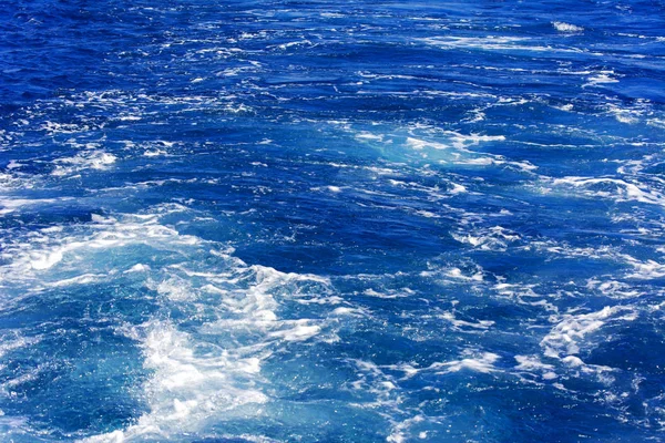 Turbulência feita pela espuma de água do mar de um iate de alta velocidade — Fotografia de Stock