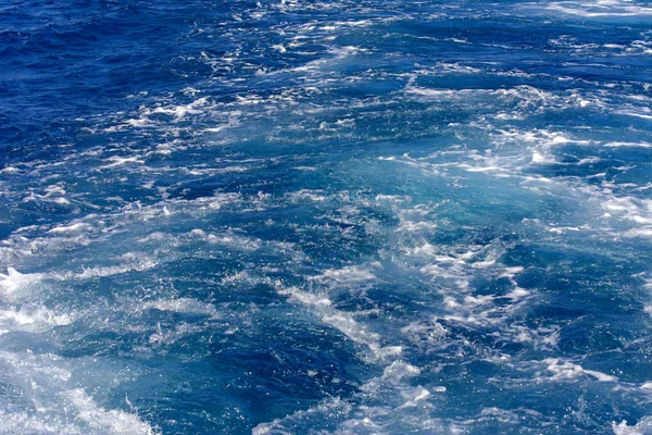 Turbulência feita pela espuma de água do mar de um iate de alta velocidade — Fotografia de Stock