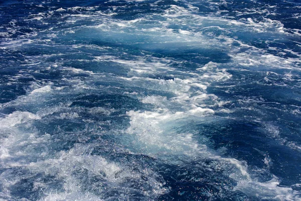 Turbulencia hecha por la espuma de agua de mar de un yate de alta velocidad Fotos De Stock Sin Royalties Gratis