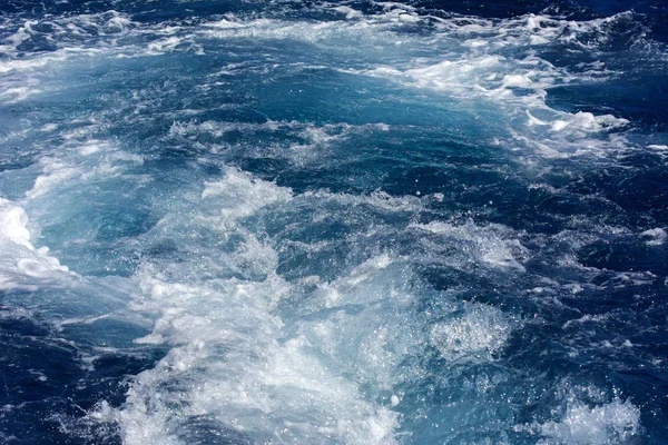 Turbulenzen durch den Schaum des Meerwassers einer Hochgeschwindigkeitsjacht lizenzfreie Stockbilder