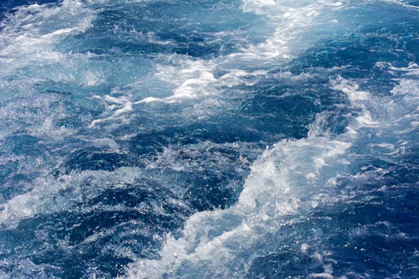Turbulenzen durch den Schaum des Meerwassers einer Hochgeschwindigkeitsjacht Stockbild