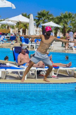 Sharm el-Sheikh, Mısır - 14 Mart 2018. Bir grup insan önünde bir fitness eğitmeni su alýþtýrmalarda nişanlı. bir yaz günü açık havada üzerinde. 