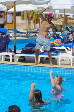 Sharm el-Sheikh, Mısır - 14 Mart 2018. Bir grup insan önünde bir fitness eğitmeni su alýþtýrmalarda nişanlı. bir yaz günü açık havada üzerinde. 