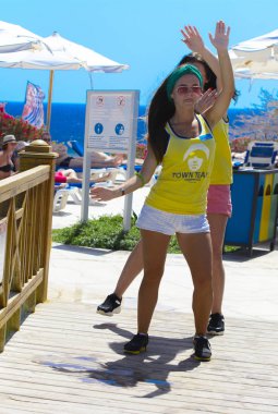 Sharm el-Sheikh, Mısır - 14 Mart 2018. Bir grup insan önünde bir fitness eğitmeni su alýþtýrmalarda nişanlı. bir yaz günü açık havada üzerinde. Cyrene Grand otel konaklama