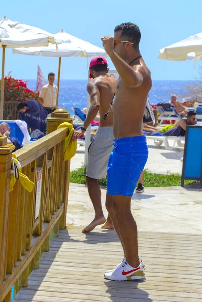 Sharm el-Sheikh, Egipto - 14 de marzo de 2018. Un instructor de fitness frente a un grupo de personas que participan en ejercicios de agua. en un día de verano al aire libre . —  Fotos de Stock