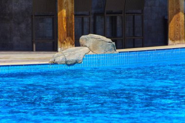 Sharm el-Sheikh, Mısır - 14 Mart 2018. Cyrene Grand Hotel ile güzel havuz temiz denizi, mavi gökyüzü ve yeşil palmiye ağaçları ve arka plan üzerinde mavi su. Plaj şezlong.