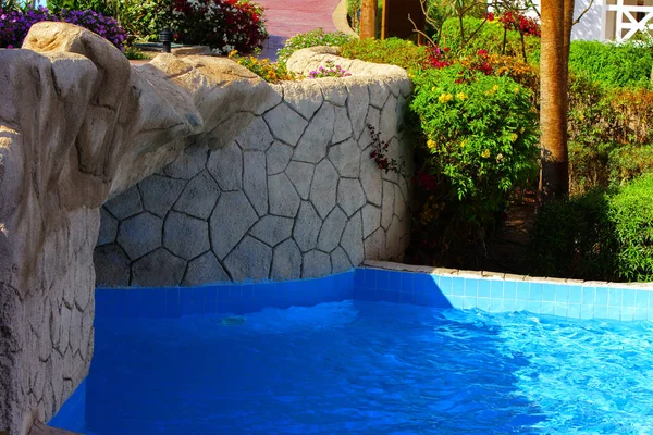 シャルム シェイク エジプト 2018 キュレネ グランド ホテルで美しいプールは 青い空 緑のヤシの木の背景に青い水をオフします ビーチ寝椅子 — ストック写真