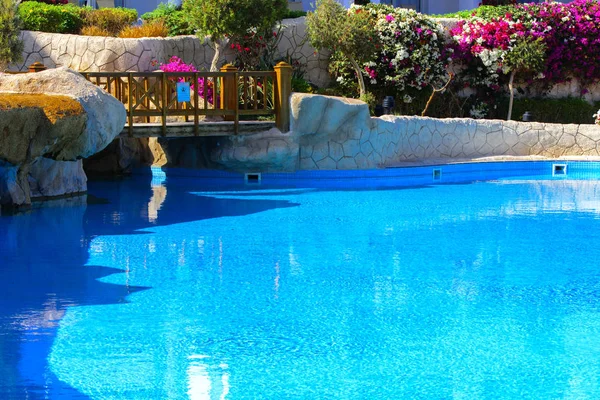 シャルム シェイク エジプト 2018 キュレネ グランド ホテルで美しいプールは 青い空 緑のヤシの木の背景に青い水をオフします ビーチ寝椅子 — ストック写真