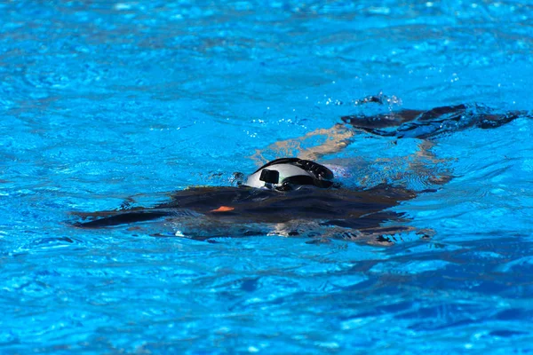 Potápěče potopit v bazénu. Učitel učí žáka, pravidla a lekce potápění. — Stock fotografie