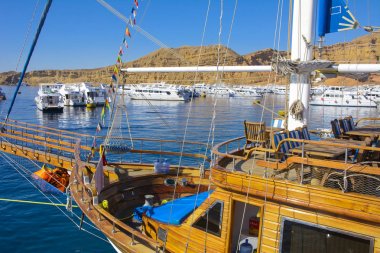 Ahşap Kızıldeniz mavi gökyüzü eski mercan resifleri benzersiz Ras Mohammed doğa rezerv Bay Sharm el-Sheikh, Mısır - 14 Mart, parçaları bir yat yapılmış