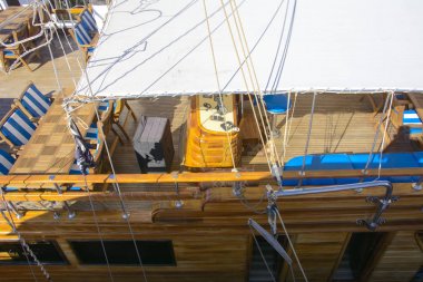 Ahşap Kızıldeniz mavi gökyüzü eski mercan resifleri benzersiz Ras Mohammed doğa rezerv Bay Sharm el-Sheikh, Mısır - 14 Mart, parçaları bir yat yapılmış