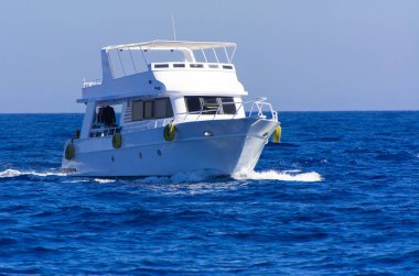 Kızıldeniz benzersiz Ras Mohammed yakınındaki mavi gökyüzü karşı muhteşem bir beyaz motor yat 