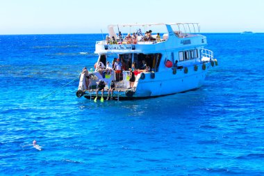 Sharm el-Sheikh, Mısır - 14 Mart 2018. Benzersiz Ras Mohammed doğa rezerv yakınındaki mavi gökyüzü karşı Red Sea'deki/daki bembeyaz lüks motor yat.
