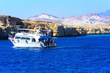 Sharm el-Sheikh, Mısır - Kızıldeniz mavi karşı 14 Mart 2018 lüks beyaz motor yat gökyüzü eski mercan resifleri benzersiz Ras Mohammed doğa rezerv,