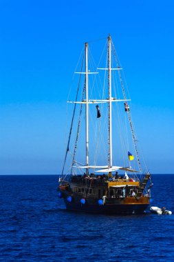 Sharm el-Sheikh, Mısır - 14 Mart 2018 A benzersiz Ras Mohammed doğa rezerv mavi gökyüzü karşı Red Sea'deki/daki lüks ahşap yelkenli
