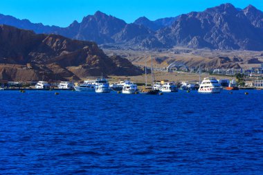 Sharm el-Sheikh, Mısır - 14 Mart 2018 lüks bembeyaz motor yat Kızıldeniz mavi karşı Bay sky eski mercan resifleri benzersiz Ras Mohammed doğa rezerv