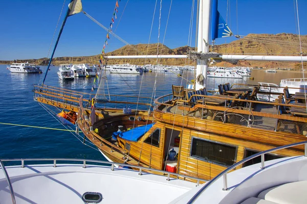 Sharm el-Sheikh, Egypte - 14 maart, fragmenten van een jacht gemaakt van hout in de baai van de rode zee — Stockfoto