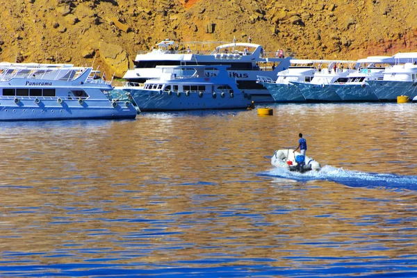 Sharm el-Sheikh, Mısır - Kızıldeniz mavi karşı 14 Mart 2018 lüks beyaz motor yat gökyüzü eski mercan resifleri benzersiz Ras Mohammed doğa rezerv