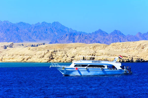 Sharm el-Sheikh, Mısır - Kızıldeniz mavi karşı 14 Mart 2018 lüks beyaz motor yat gökyüzü eski mercan resifleri benzersiz Ras Mohammed doğa rezerv,