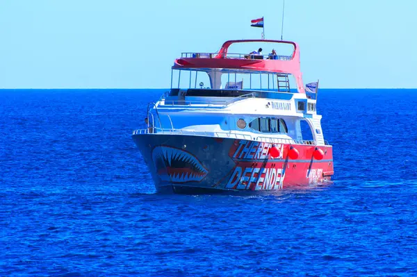 Sharm el-Sheikh, Egito - 14 de março de 2018. Luxuoso iate a motor branco de neve no Mar Vermelho contra o céu azul perto da reserva natural única de Ras Mohammed — Fotografia de Stock
