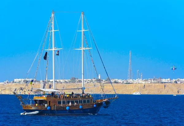 Sharm el-Sheikh, Egypt - March 14, 2018 A luxurious wooden sailboat in the Red Sea against the blue sky of the unique Ras Mohammed nature reserve — Stock Photo, Image