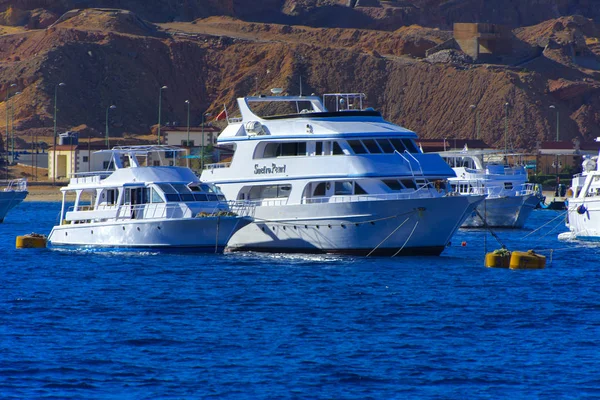 Шарм-эль-Шейх, Египет - 14 марта 2018 года Роскошная белоснежная моторная яхта в бухте Красного моря против — стоковое фото