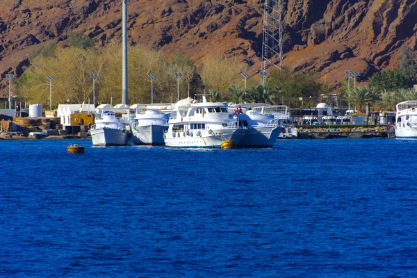 Sharm el-Sheikh, Egypten - 14 mars 2018 lyxiga snövita motoryacht i fjärden av Röda havet mot blå himlen av gamla korallrev av naturreservatet unika Ras Mohammed — Stockfoto