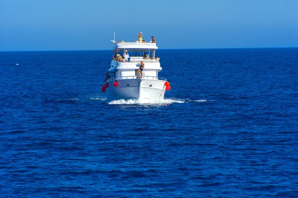 Sharm el-Sheikh, Egypt - March 14, 2018. Luxurious snow-white motor yacht in the Red Sea against the blue sky near the unique Ras Mohammed nature reserve. — Stock Photo, Image