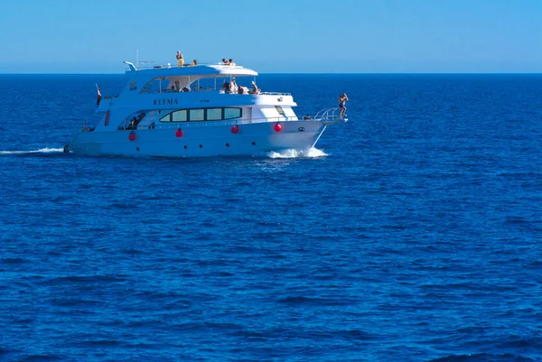 Sharm el-Sheikh, Egypt - March 14, 2018. Luxurious snow-white motor yacht in the Red Sea against the blue sky near the unique Ras Mohammed nature reserve. — Stock Photo, Image