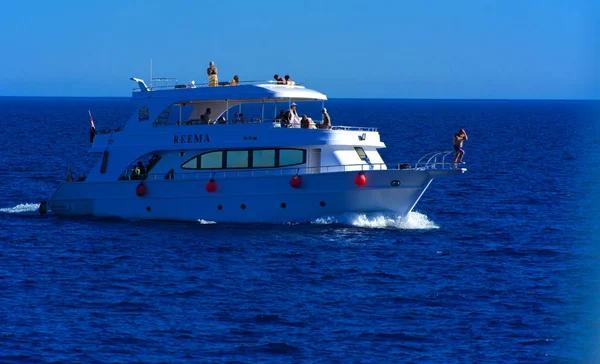 Šarm aš šajch, Egypt - 14 března 2018 luxusní bílé motorová jachta v Rudém moři proti modré obloze starých korálových útesů jedinečné přírodní rezervace Ras Mohammed — Stock fotografie