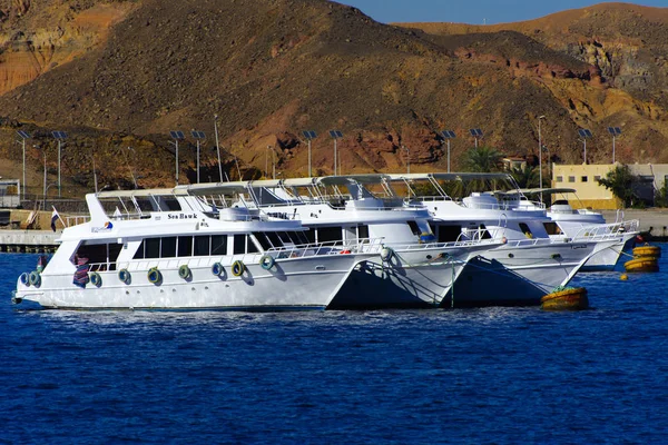 Sharm el-Sheikh, Mısır - Kızıldeniz mavi karşı 14 Mart 2018 lüks beyaz motor yat gökyüzü eski mercan resifleri benzersiz Ras Mohammed doğa rezerv