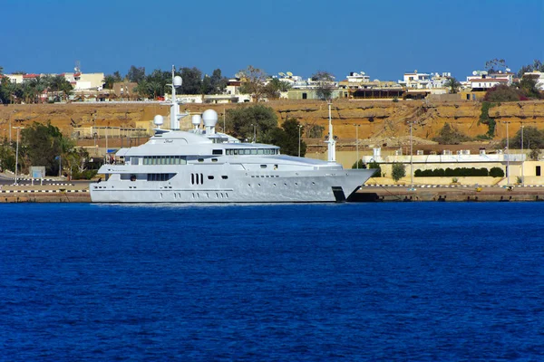 Sharm el-Sheikh, Egypte - 14 maart 2018 luxe witte motorboot in de Rode Zee tegen de blauwe hemel van oude koraalriffen van het unieke natuurgebied Ras Mohammed — Stockfoto