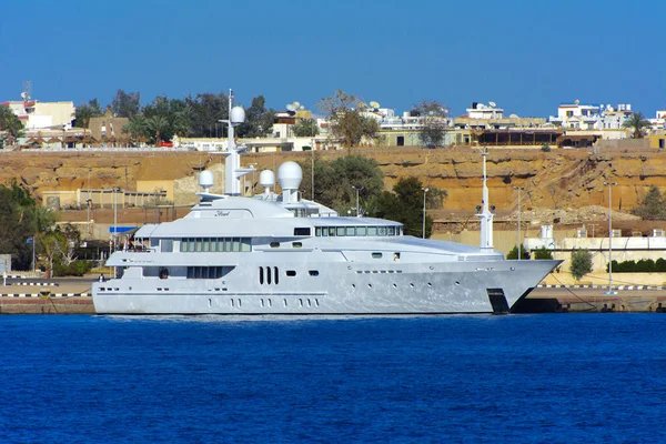 Sharm el-Sheikh, Egypte - 14 maart 2018 luxe witte motorboot in de Rode Zee tegen de blauwe hemel van oude koraalriffen van het unieke natuurgebied Ras Mohammed — Stockfoto