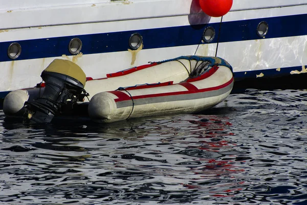 Staré nafukovací gumový člun je vázána na boj na lodi v Rudém moři proti — Stock fotografie