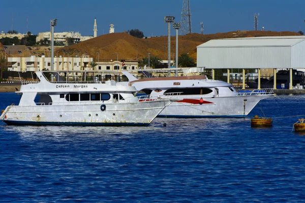 Sharm el-Sheikh, Egipto - 14 de marzo de 2018 Lujoso yate de motor blanco en el Mar Rojo contra el cielo azul de los antiguos arrecifes de coral de la reserva natural única de Ras Mohammed —  Fotos de Stock