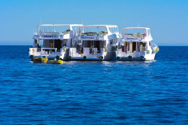 Sharm el-Sheikh, Égypte - 14 mars 2018 Luxueux yacht à moteur blanc dans la mer Rouge contre le ciel bleu des vieux récifs coralliens de l'unique réserve naturelle de Ras Mohammed — Photo