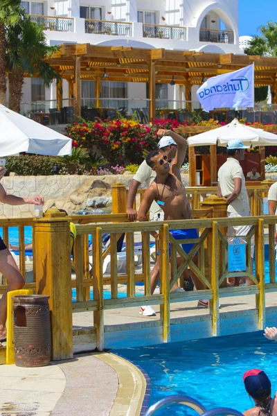 Sharm el-Sheikh, Egipto - 14 de marzo de 2018. Un instructor de fitness frente a un grupo de personas que participan en ejercicios de agua — Foto de Stock