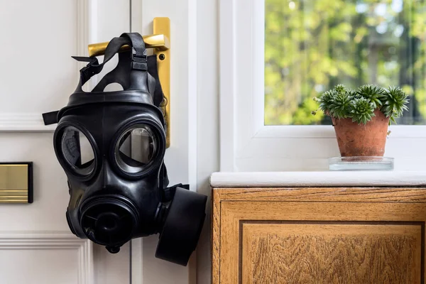 Máscara Gas Sas Colgando Manija Puerta Entrada Aislamiento Doméstico Fotos de stock